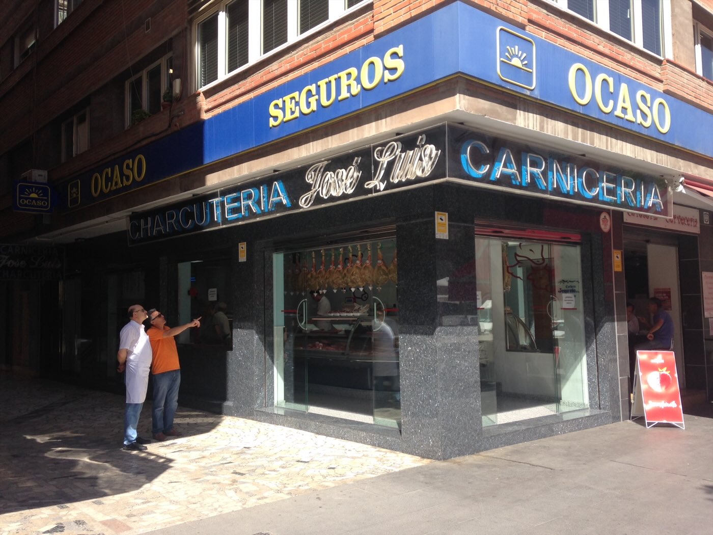 Escaparate de una charcutería y carnicería