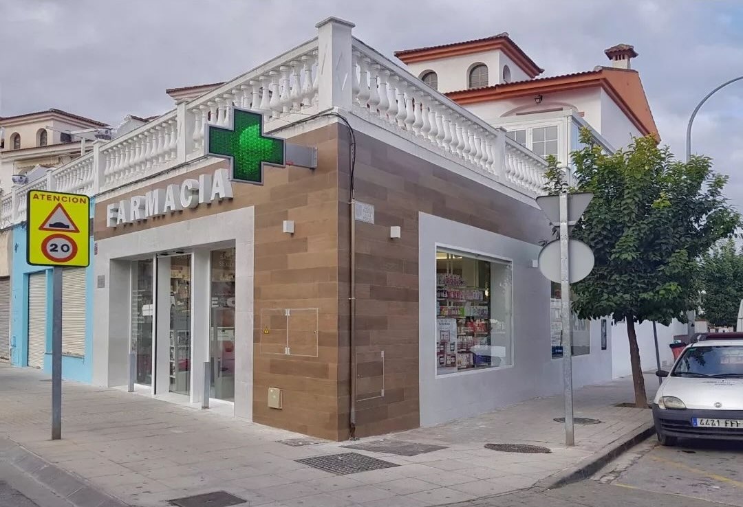 Fachada y escaparates de una farmacia