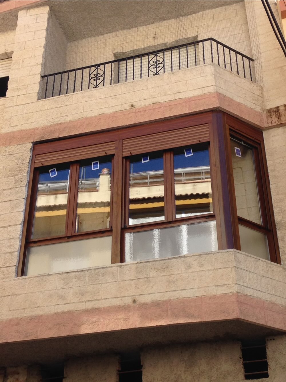 Mirador en aluminio imitación madera, con persianas