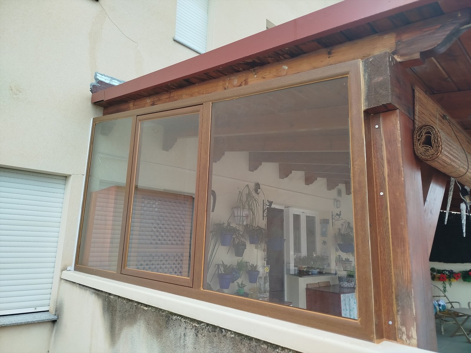 Porche acristalado en aluminio imitación madera