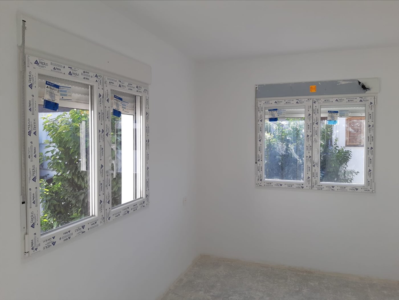 Ventanas de PVC recién instaladas, todavía con su film
